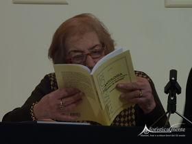 Maria Luisa Spaziani mentre legge i suoi aforismi